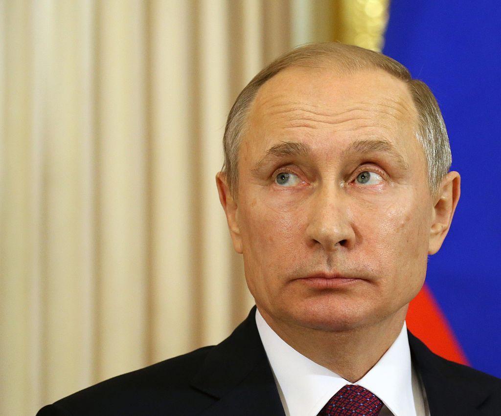 Vladimir Putin, mirando hacia arriba.