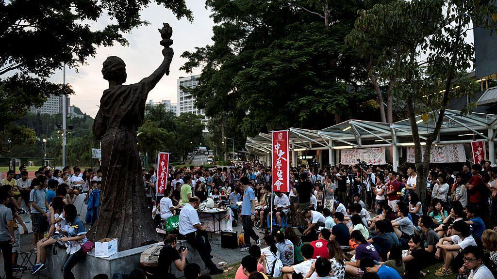 2014年9月4日，中大學生聚集在民主女神像旁討論罷課活動。