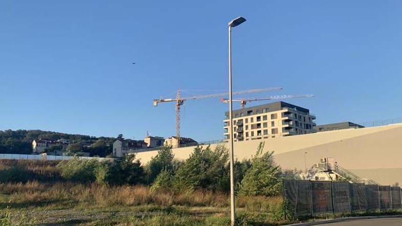 Kran, livada, zgrade 