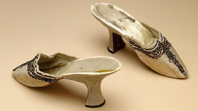 Sandálias de seda com contas, usadas pela rainha Maria Antonieta