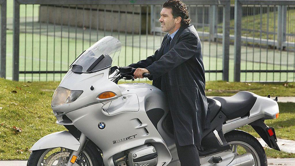 El actor Antonio Banderas conduce una motocicleta durante el rodaje de una escena de la película "Ecks vs. Sever", en Vancouver, Canadá.