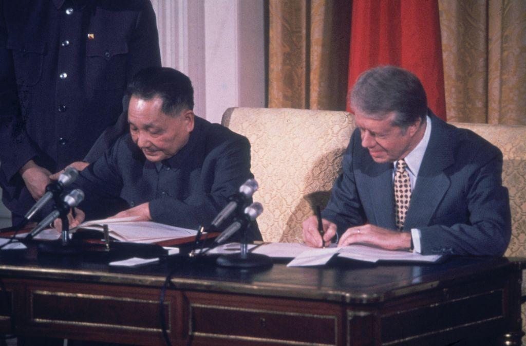 1979年，時任美國總統吉米·卡特（右）與時任中國共產黨領導人鄧小平簽署文件，建立美中正式外交關係。