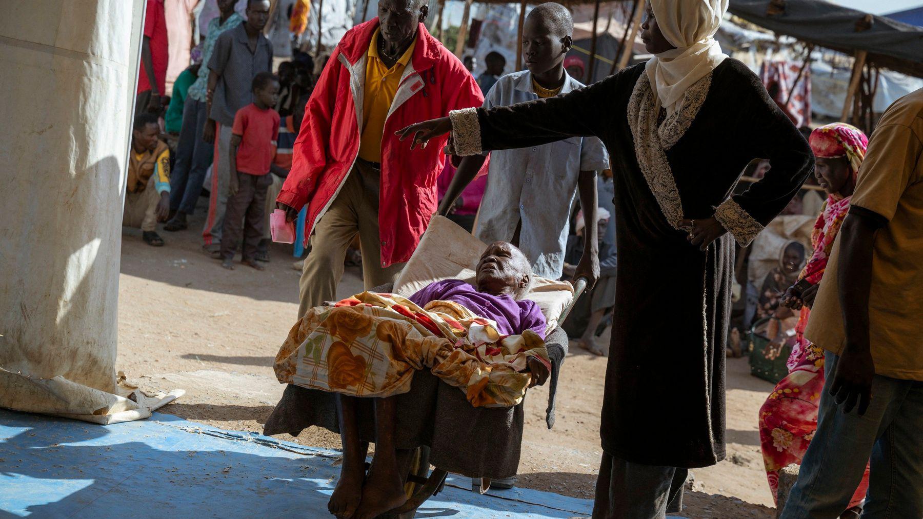 مسنة تنقل لتلقي العلاج في السودان 