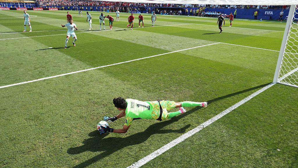 Goleiro do Marrocos pegando bola chutada por Mbapp&eacute; em cobran&ccedil;a de p&ecirc;nalti