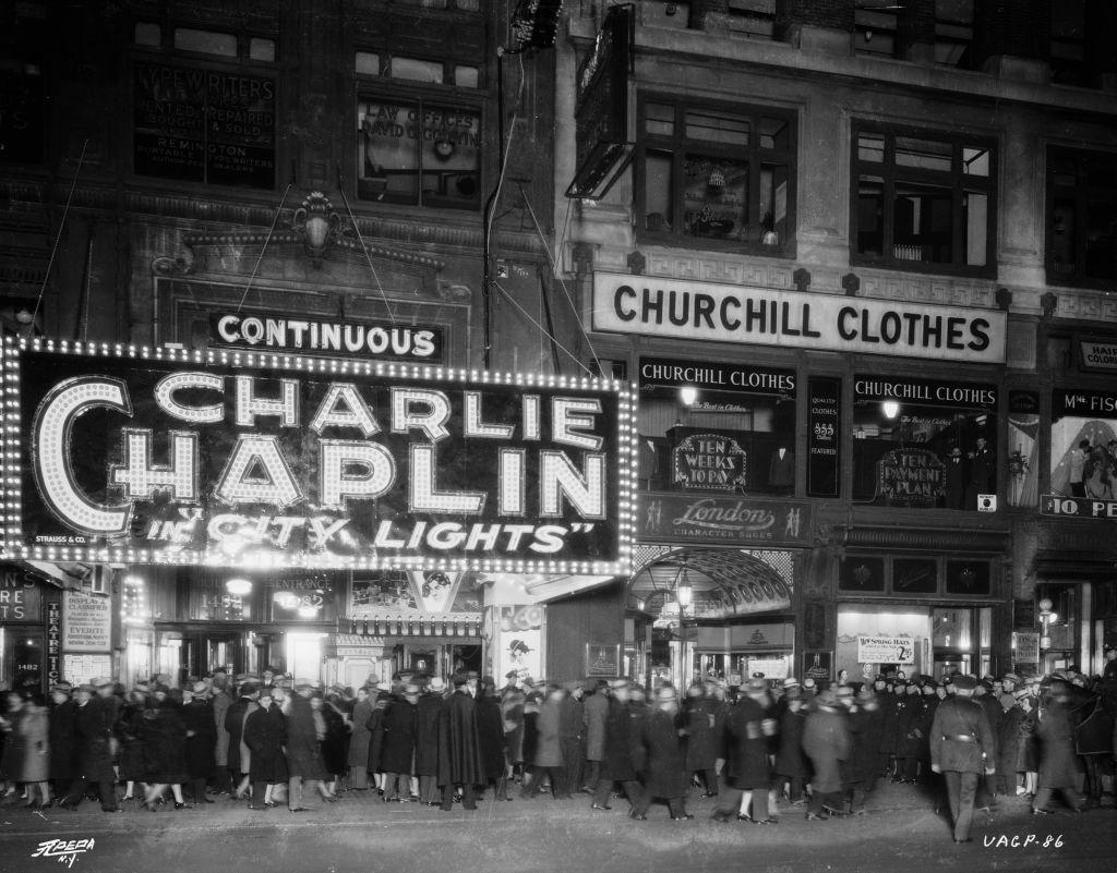 Pessoas se aglomeram para assistir a 'Luzes da Cidade' no Teatro George M. Cohan Theater na Broadway, em Nova York (EUA)