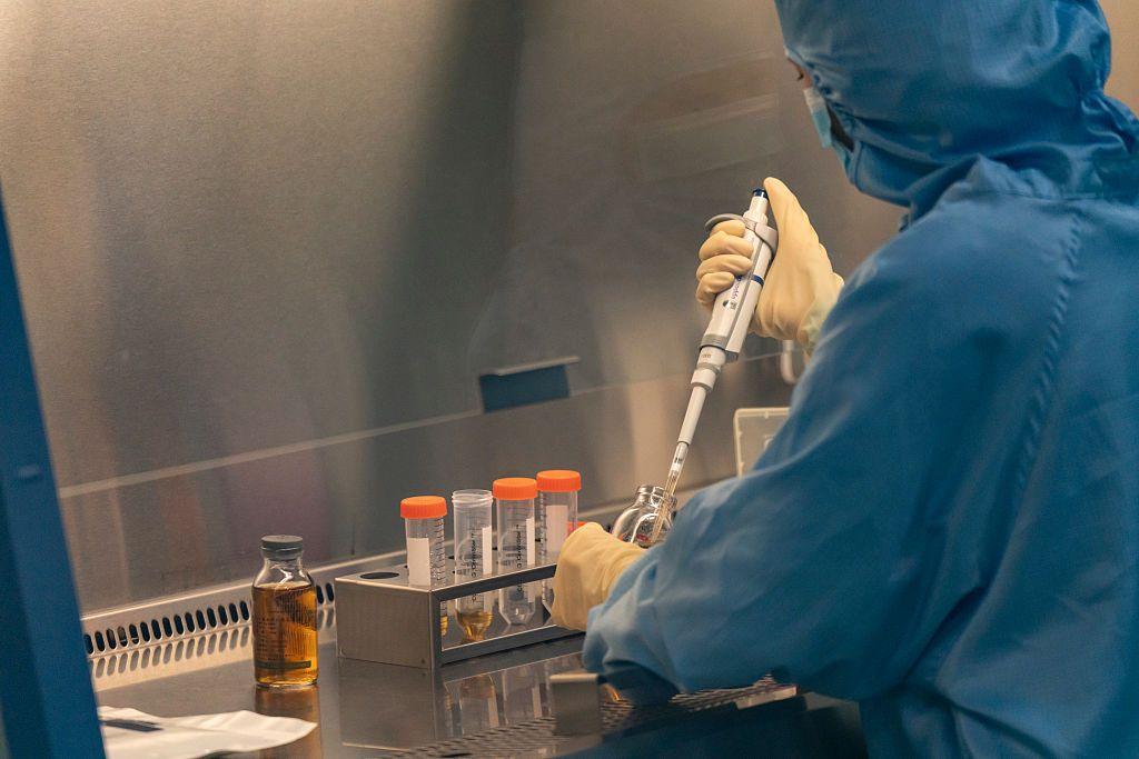 Un técnico trabaja en un laboratorio de producción de terapias con células CAR-T en las instalaciones de IASO Biotechnology Co., en Nanjing, China.