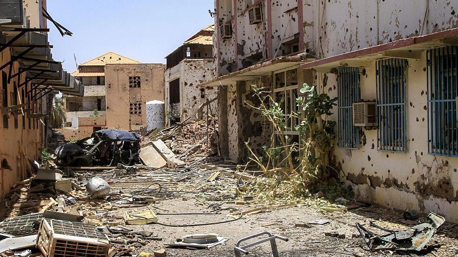 شبح حرب غزة سيطارد إسرائيل في 50 سنة المقبلة - في التايمز 2 آثار دمار.
