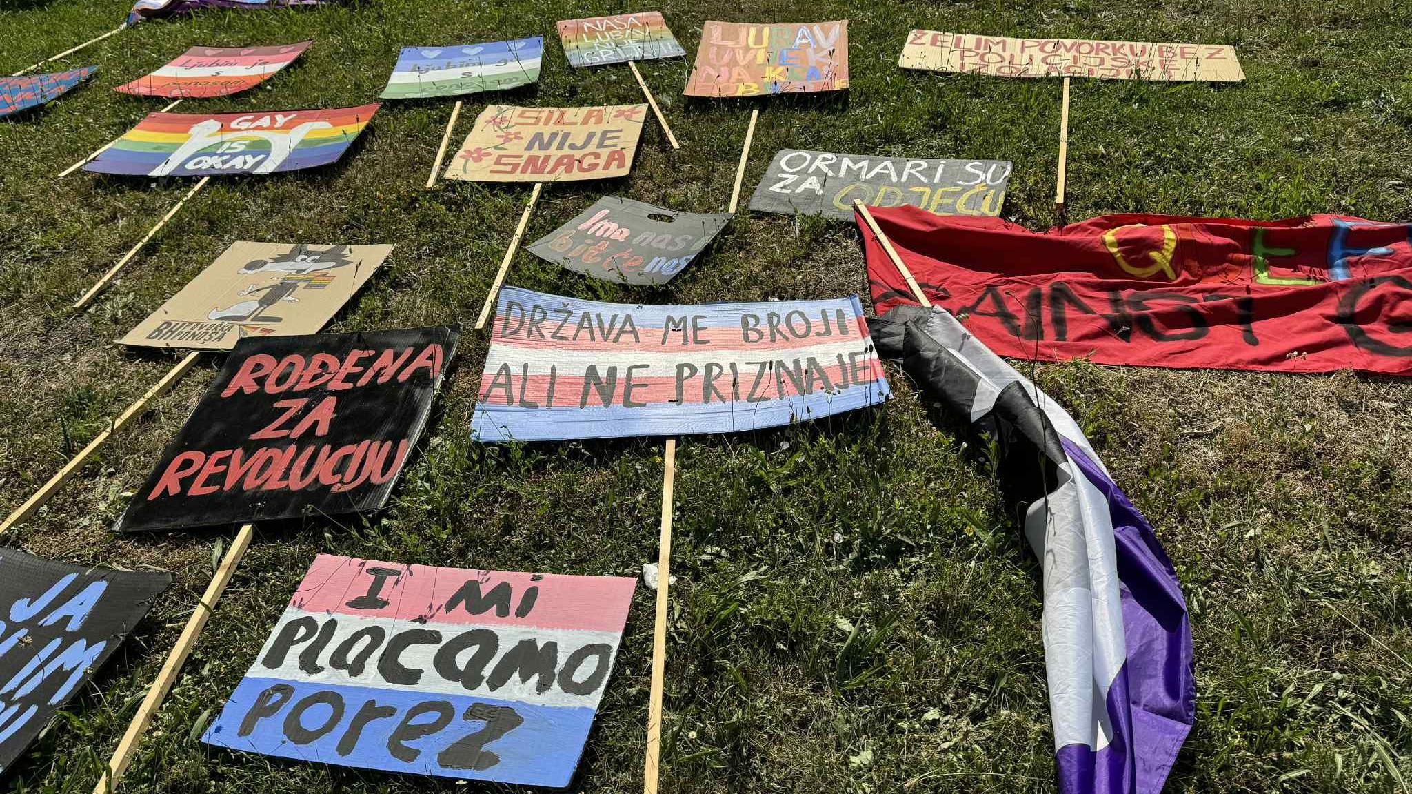 Transparenti za Paradu ponosa leže na travi