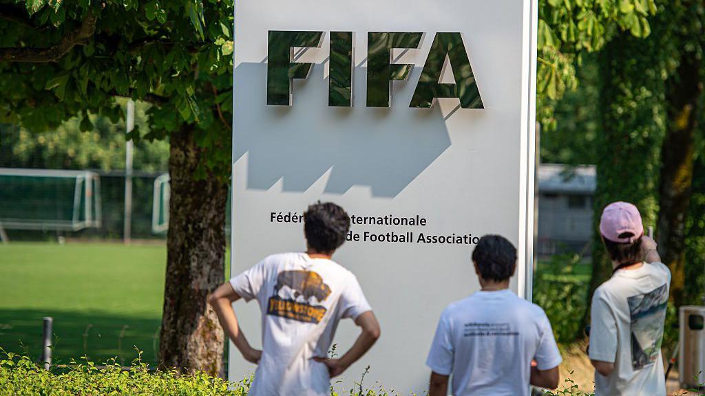 Aficionados al fútbol se reúnen frente a la sede mundial de la FIFA (Federación Internacional de Fútbol Asociación) el 30 de julio de 2026 en Zúrich, Suiza. 