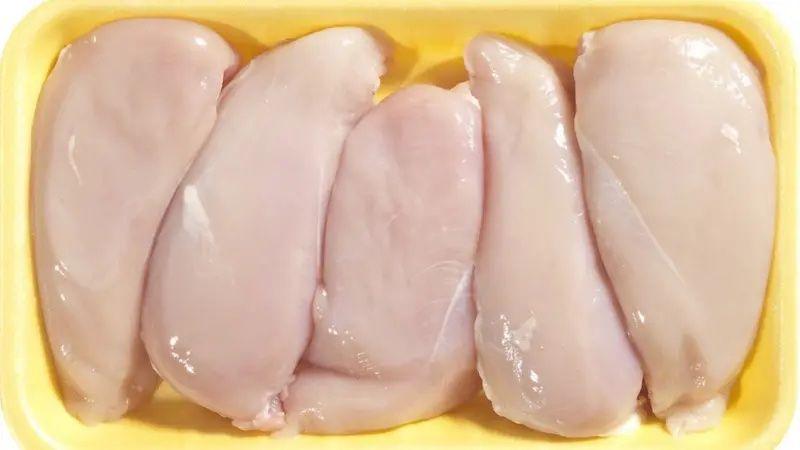 Peitos de frango em uma bandeja