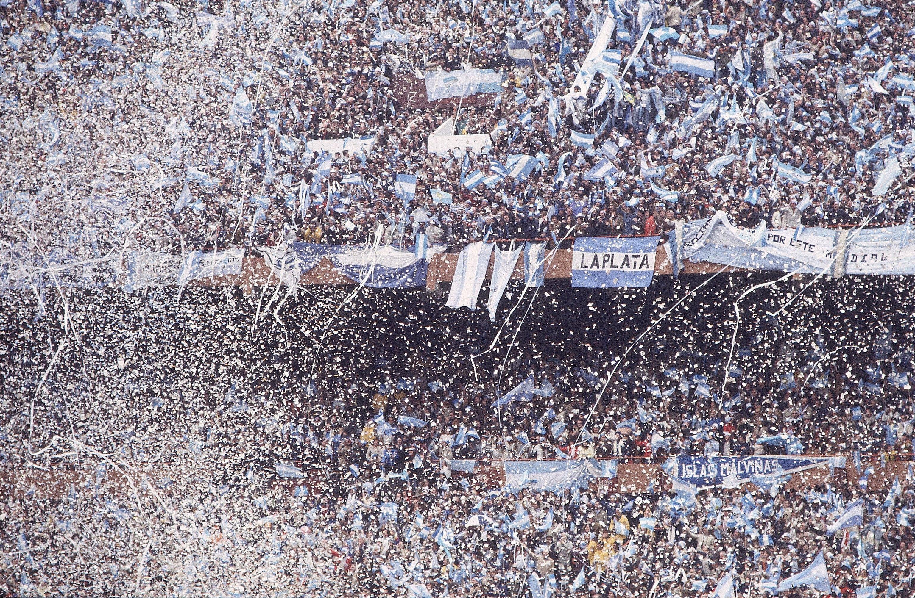 جماهير الأرجنتين في المدرجات بعد الفوز على هولندا في بوينس آيرس في نهائي مونديال 1978