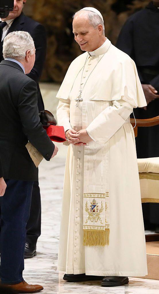 O Papa Le&atilde;o 14 com veste branca e sapatos pretos 