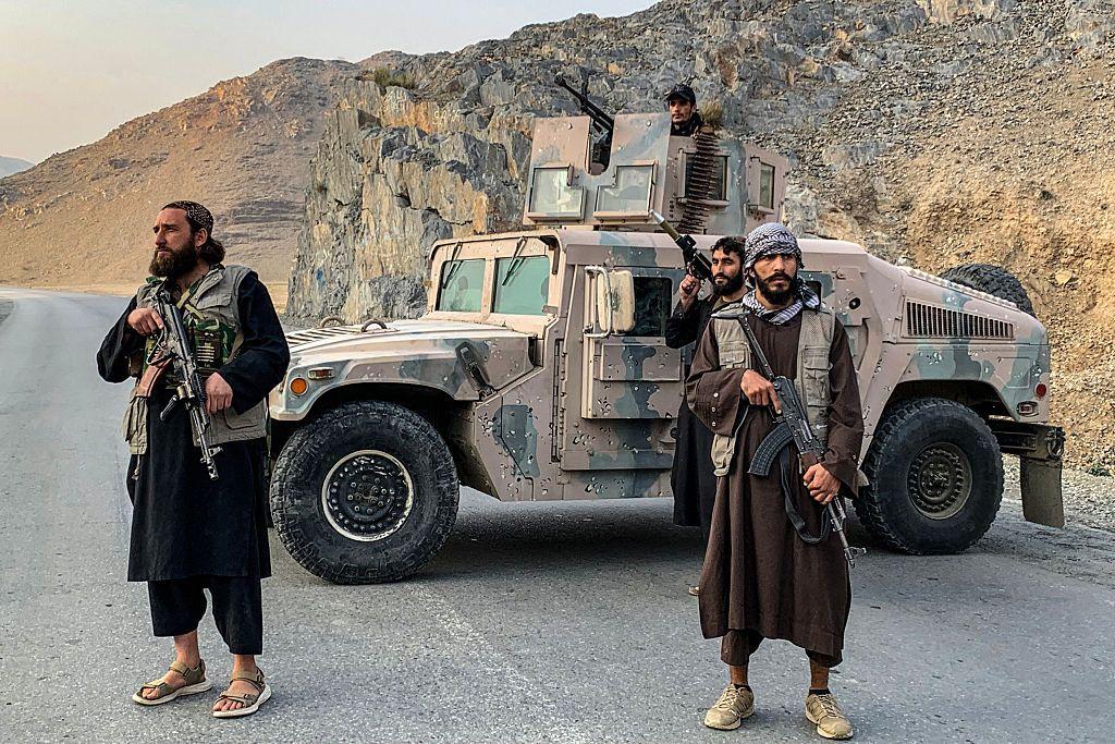Personal de seguridad talibán monta guardia cerca del paso fronterizo de Torkham entre Afganistán y Pakistán, en la provincia de Nangarhar, el 27 de febrero de 2026.