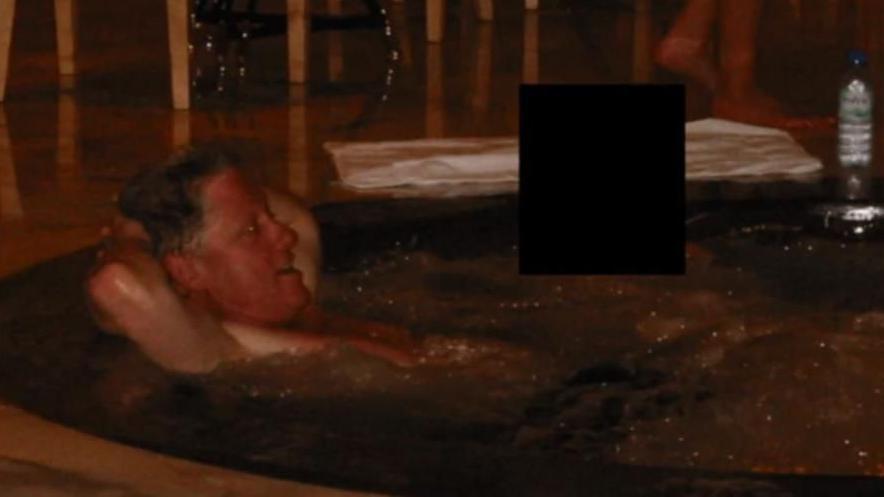 Bill Clinton en lo que parece ser un Jacuzzi