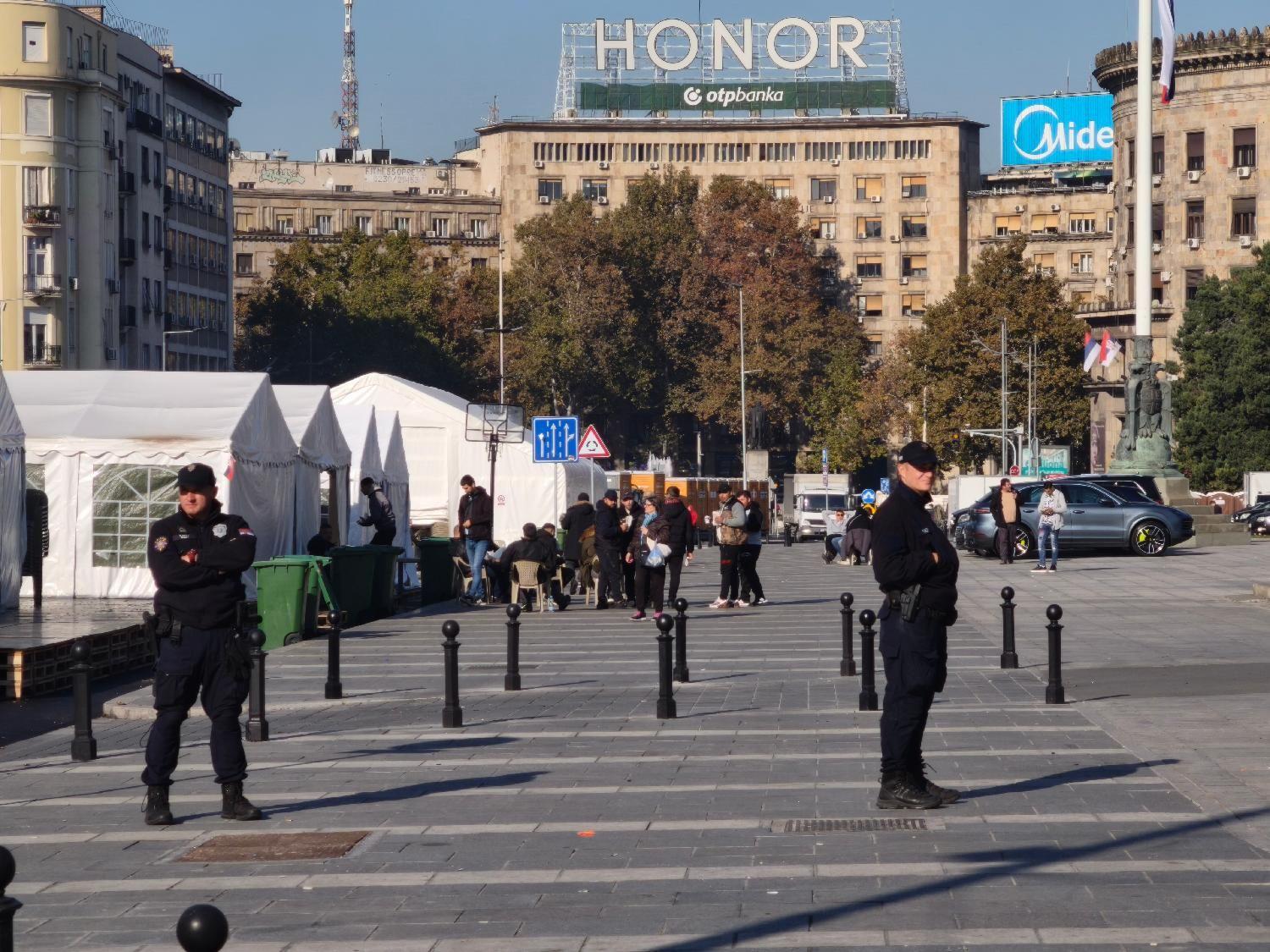 ćacilend, policajac stoji ispred šatora pristalica vlasti
