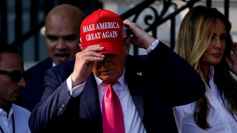 Donald Trump con una gorra MAGA. 