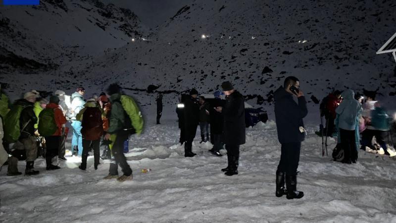 Os excursionistas reúnem-se para receber mais avisos de resgate enquanto as autoridades tibetanas tentam realojá-los num local seguro.
