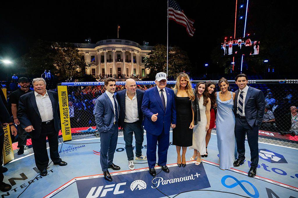 El presidente de Estados Unidos, Donald Trump, la primera dama Melania Trump, Dana White, presidente de Ultimate Fighting Championship (UFC), e invitados en el octágono durante la pelea UFC.
