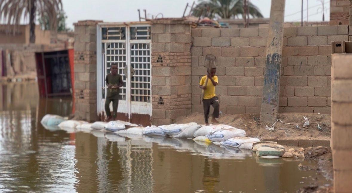 حواجز من الأكياس المليئة بالرمال للحد من تدفق مياه الفيضان 