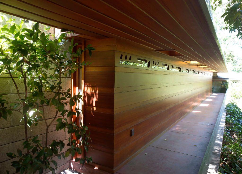 La pasarela que conduce a la puerta principal de la Casa Maynard Buehler, diseñada por Frank Lloyd Wright, en Orinda, California.
