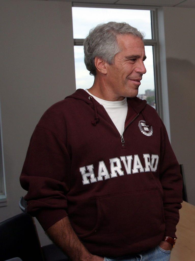 O bilion&aacute;rio Jeffrey Epstein em Cambridge, Massachusetts, em 8 de setembro de 2004, com moletom de Harvard