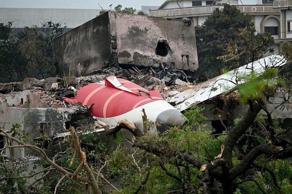 Restos del avión de Air India entre escombros y árboles tras estrellarse en una zona residencial cerca del aeropuerto de Ahmedabad