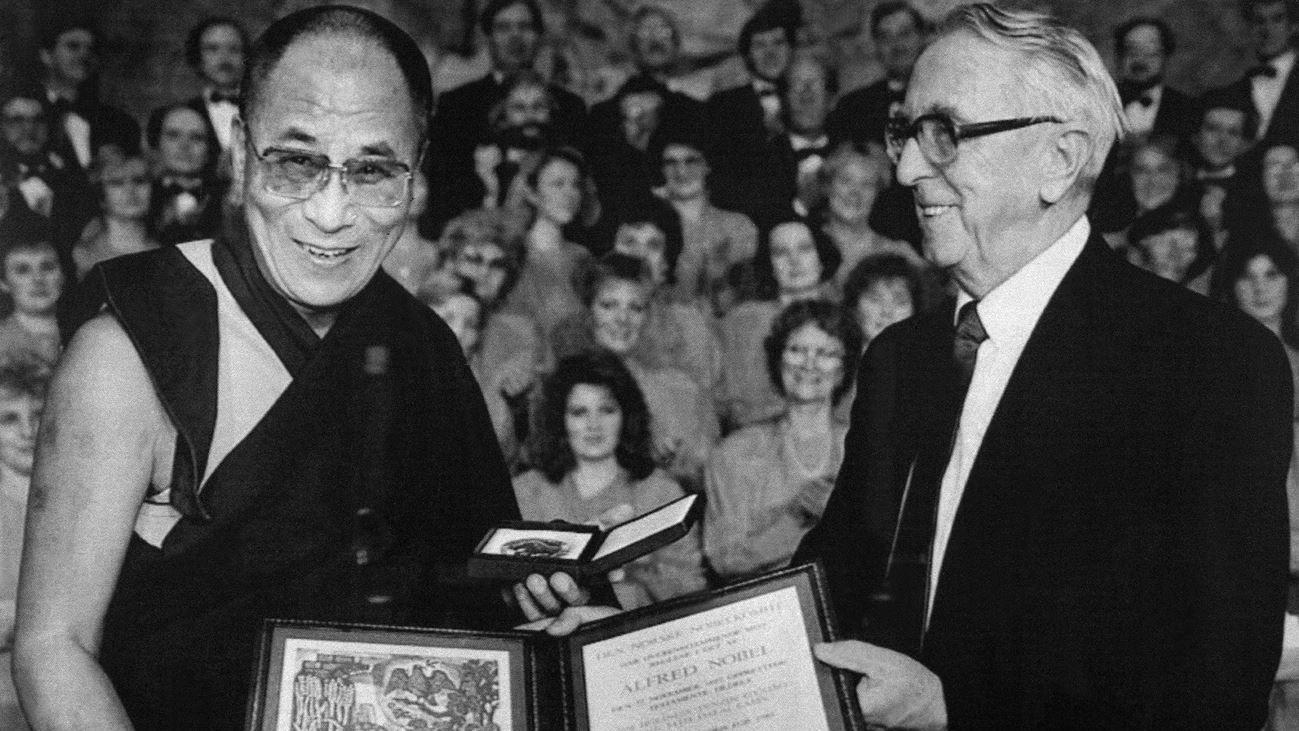 El líder espiritual tibetano, el Dalai Lama (izq.), recibe el Premio Nobel de la Paz 1989 de manos de Egil Aarvik, presidente del Comité Noruego del Nobel, el 10 de diciembre de 1989.