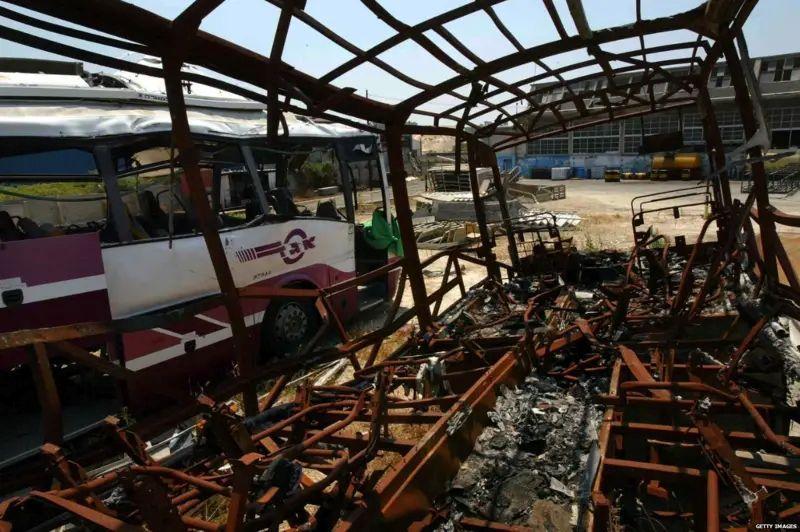 ostaci autobusa na koji je bačena bomba