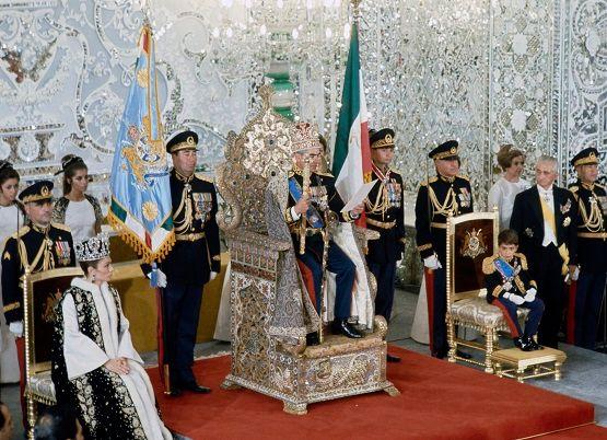 من هو رضا شاه بهلوي ولي عهد إيران السابق؟ 2 مراسم تتويج محمد رضا بهلوي (1919-1980) شاهًا لإيران مع الملكة فرح بهلوي على اليسار ورضا بهلوي ولي عهد إيران على اليمين، في 26 أكتوبر 1967