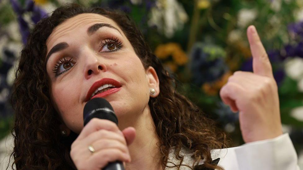 Vjosa Osmani sa podignutim kažiprstom