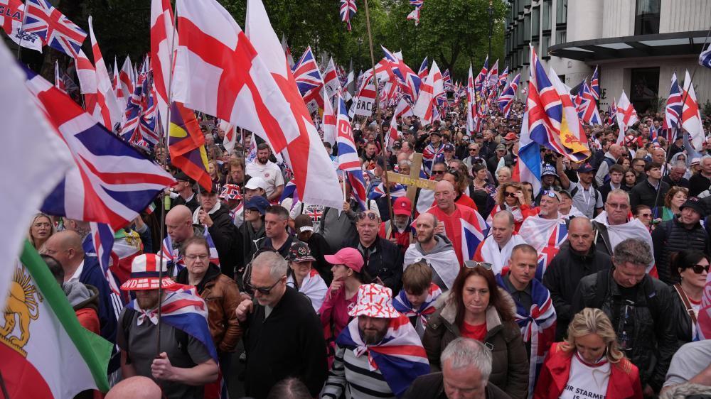 Tens of thousands descend on London for rival protests