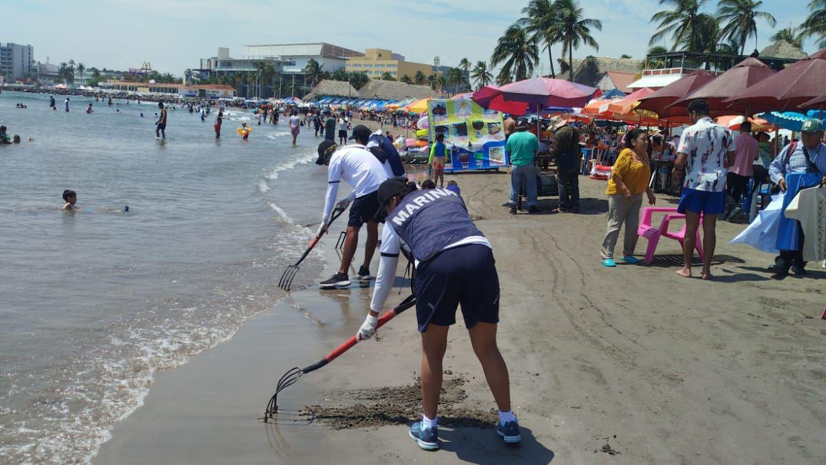 Operarios limpian una playa en Veracruz