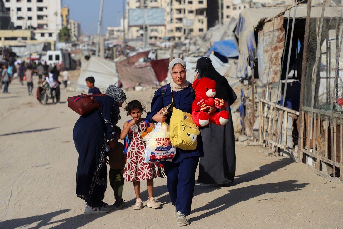 Sebuah keluarga Palestina mengungsi dari Kota Gaza akibat operasi militer Israel, pada Minggu (21/09).