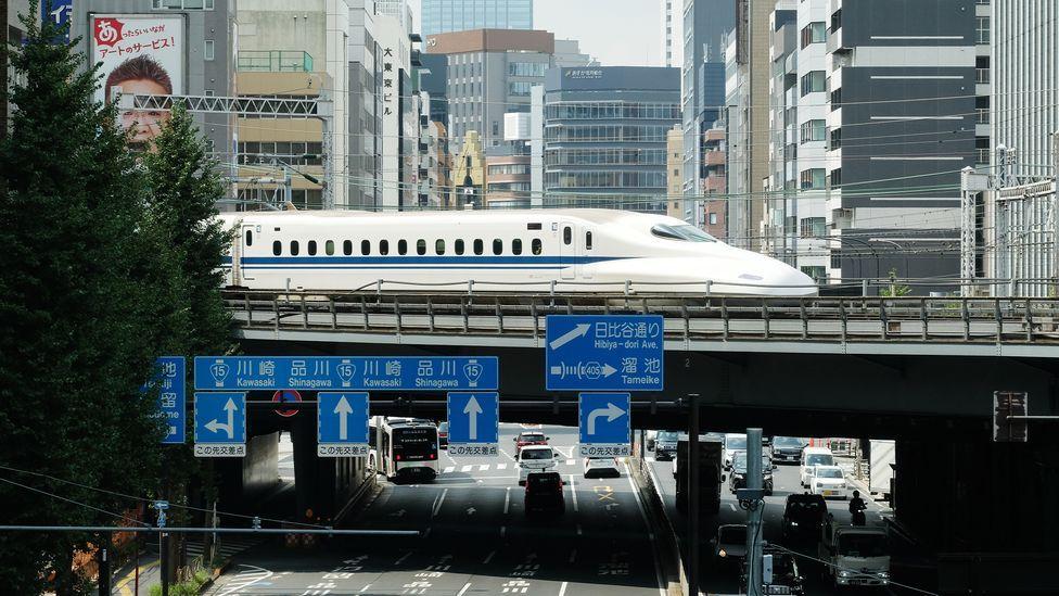 Trem-bala japonês passando sobre um viaduto