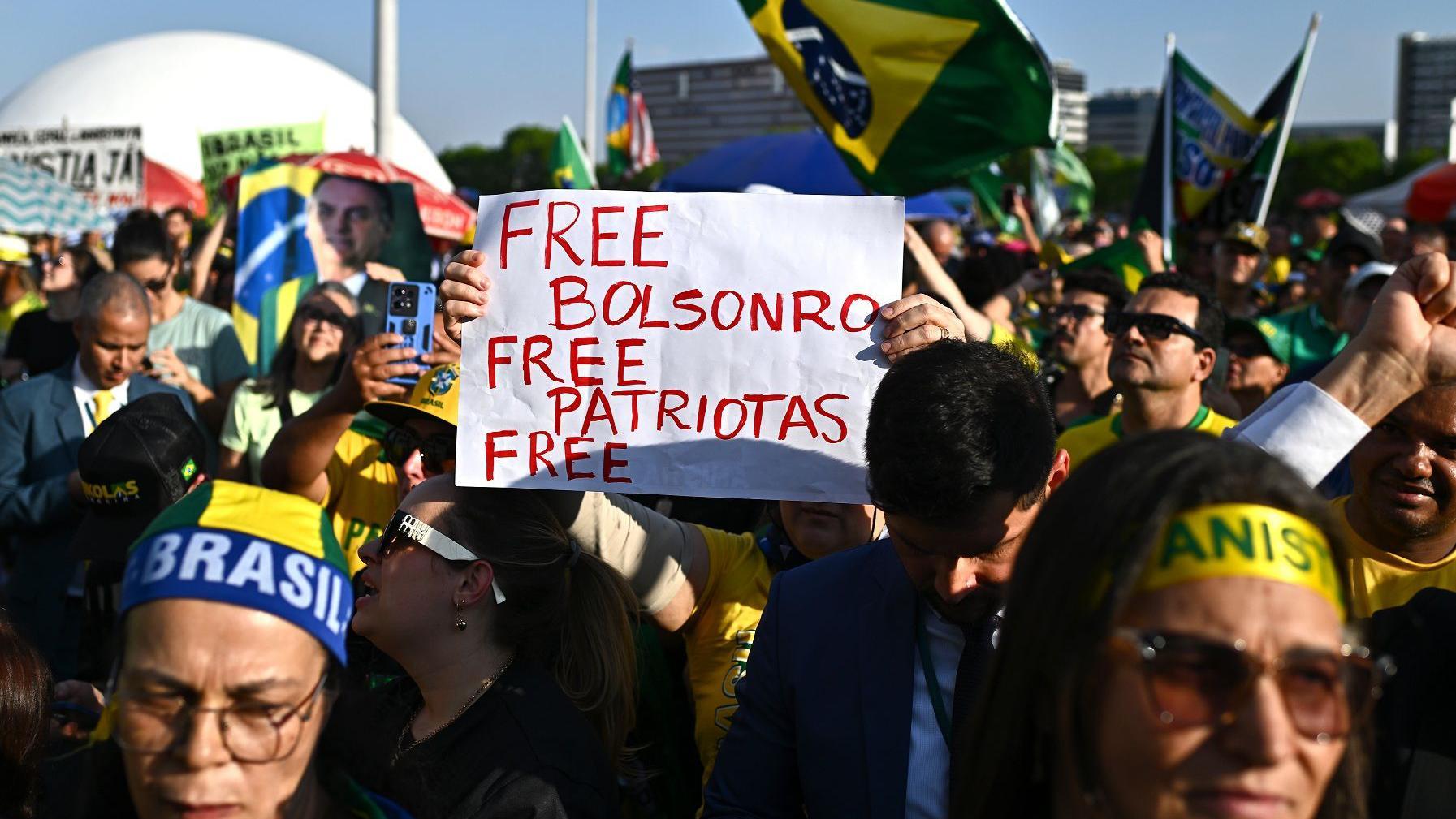 Manifestação em Brasília pela liberdade de Bolsonaro.