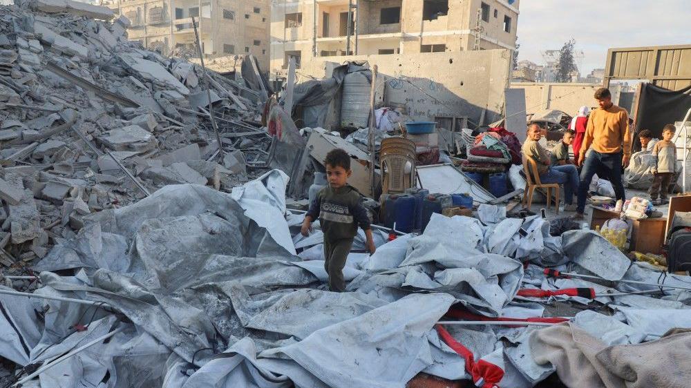 Palestinsko dete po ruševinama posle izraelskog napada na kuću u gradu Gazi, 29. oktobra