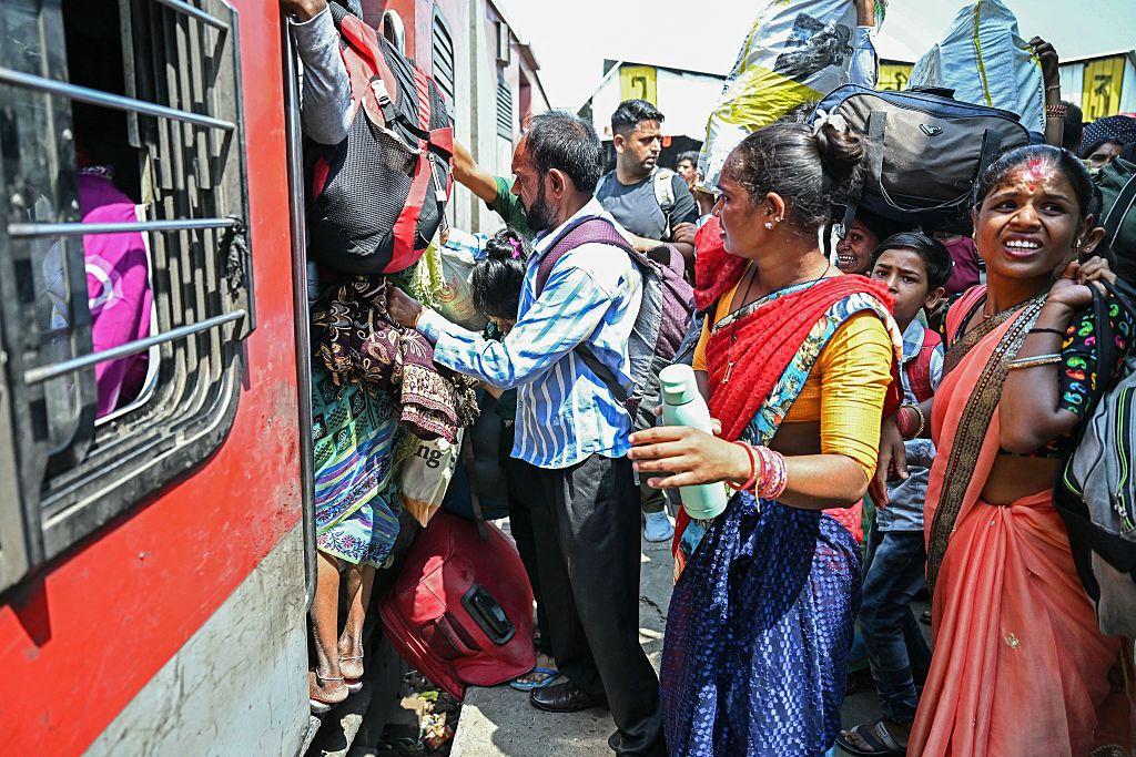 Desplazados tomando un tren en la Cachemira india.