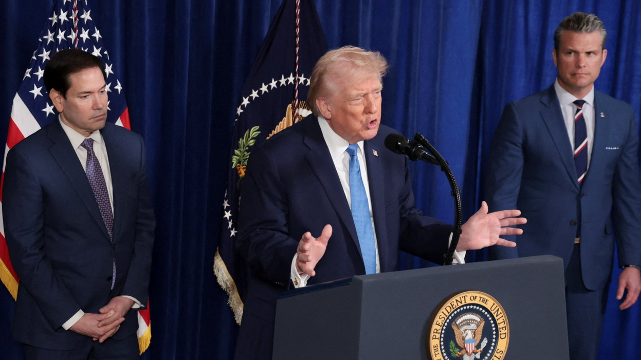 Donald Tramp okružen Markom Rubiom i Pitom Hegsetom na konferenciji za medije povodom napada na Venecuelu 3. januara