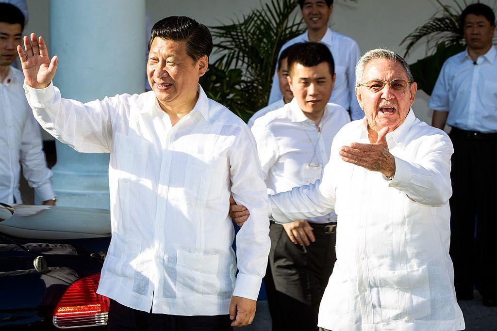 El entonces presidente cubano Raúl Castro (der.) y su homólogo chino Xi Jinping (izq.) hacen un gesto durante una visita al lugar donde el exlíder Fidel Castro proclamó el triunfo de la revolución en Santiago de Cuba, 23 de julio 2014