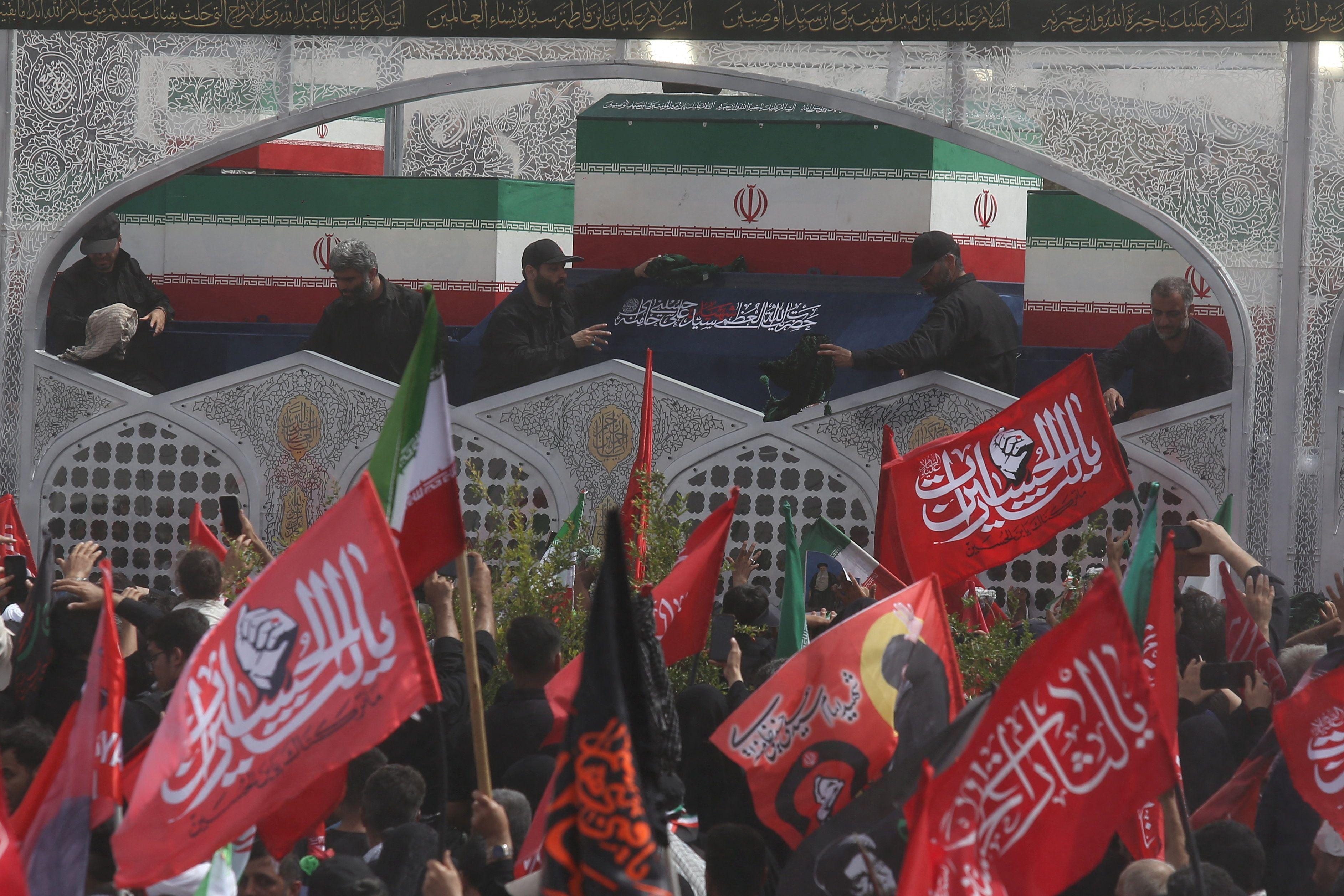 بالأعلام الحمراء المطالبة بالثأر، حشود تحيي موكب جنازة المرشد الأعلى الإيراني الراحل آية الله علي خامنئي، الذي قُتل في 28 فبراير/شباط في غارات جوية إسرائيلية وأمريكية، في مدينة قُم الإيرانية في 7 يوليو/تموز 2026.