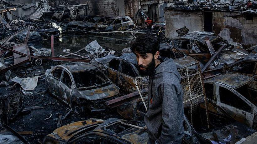Un hombre observa cómo arde un edificio tras un ataque aéreo israelí, el 8 de abril de 2026, en Beirut, Líbano. 