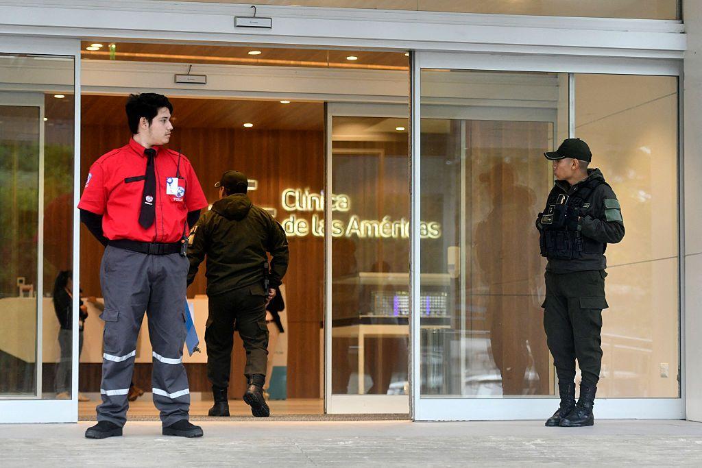Policías y guardias a la entrada de la clínica de Santa Cruz donde fue internada Nadia Beller tras el ataque armado tenía guardia policial en agosto de 2026. 