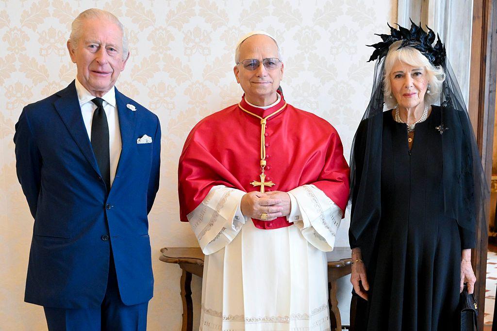 El papa León XVI se reúne con el rey Carlos III y la reina Camila durante una audiencia en el Palacio Apostólico el 23 de octubre de 2025 en la Ciudad del Vaticano, Vaticano. Durante esta histórica visita de Estado, el rey Carlos III y la reina Camila se reunirán con el papa León XIV por primera vez desde que fue elegido en mayo de 2025