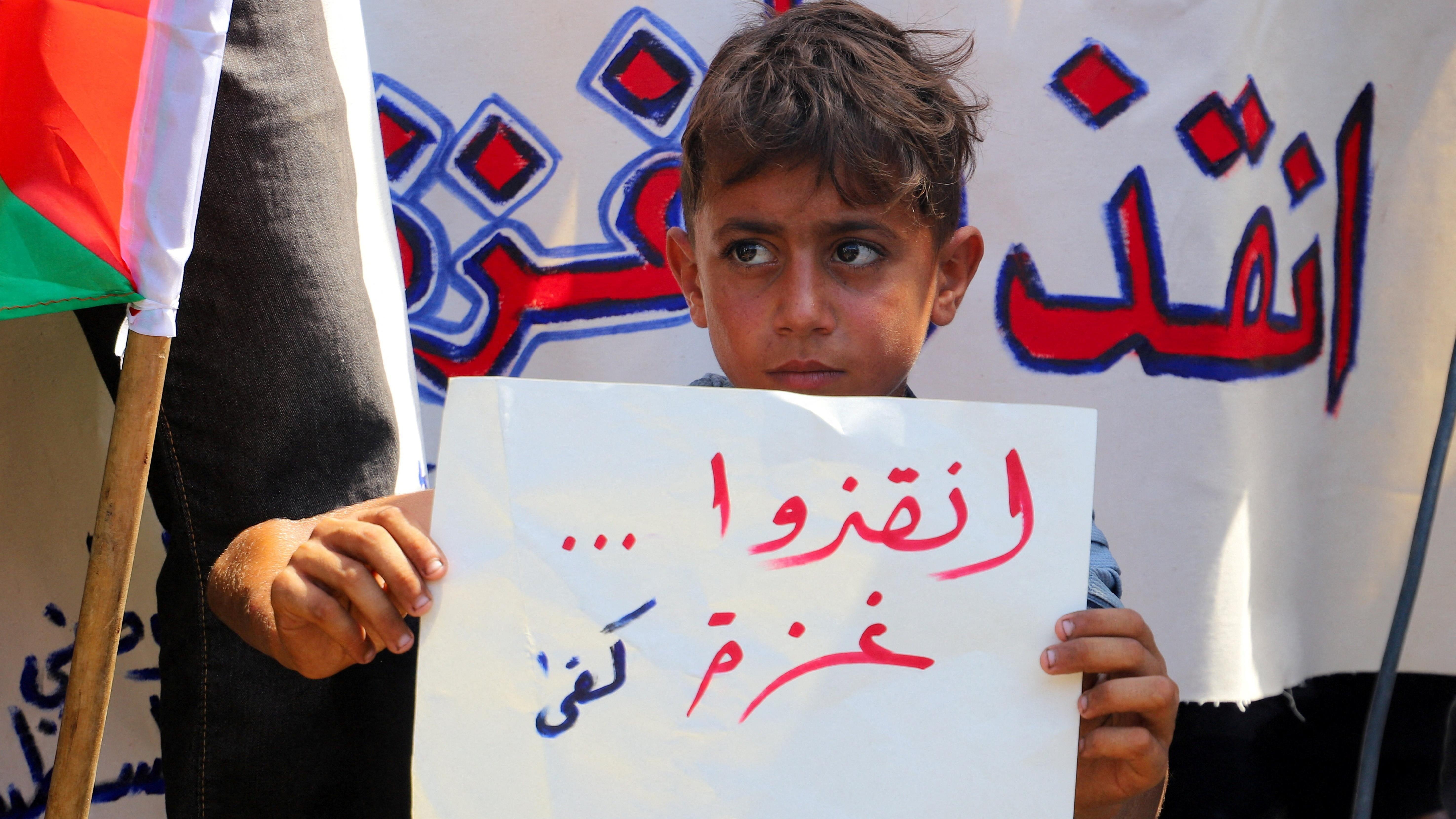هيئة أممية تعلن رسميا المجاعة في غزة، ما المنتظر من القانون الدولي؟ 10 صبي فلسطيني يحمل لافتة كُتب عليها: "أنقذوا غزة، كفى" أثناء مشاركته في احتجاج يطالب بإنهاء الحرب في غزة ويرفض النزوح الجماعي، في مدينة غزة.