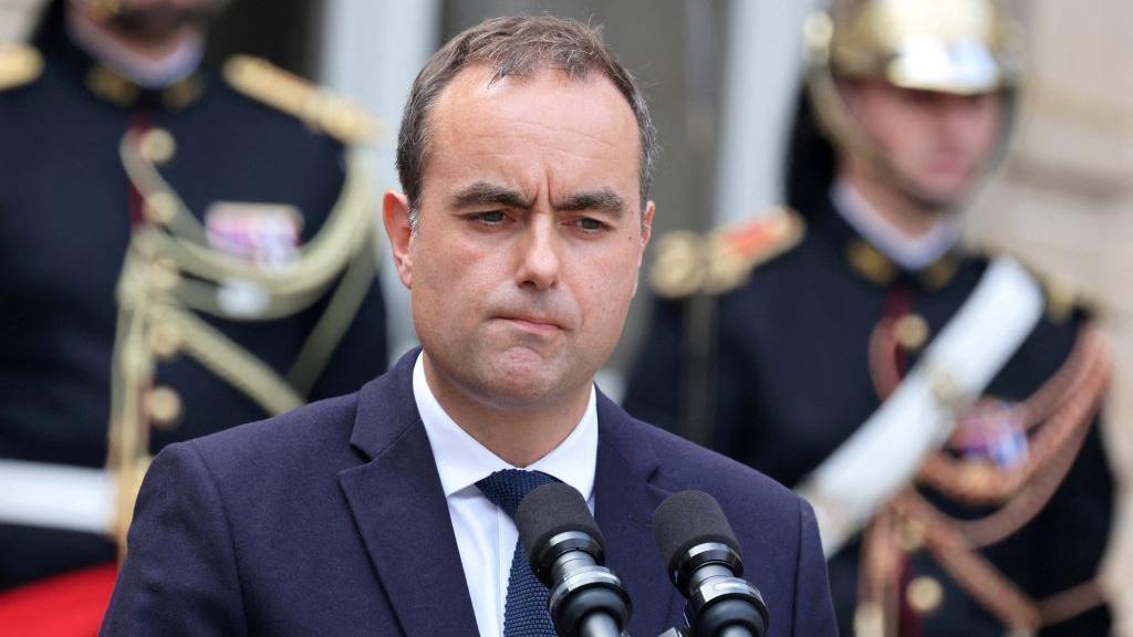 francuski premijer Sebastijan Lekornu ispred govornice