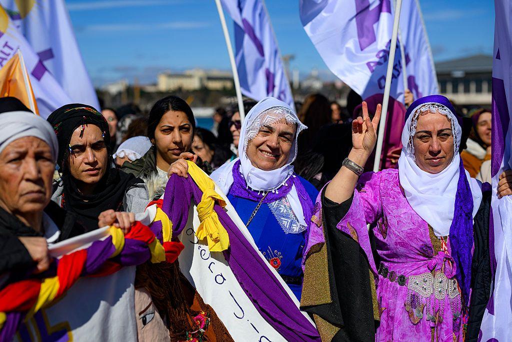 Mujeres participan en la manifestación por la igualdad de género y contra la violencia hacia las mujeres en Estambul, Turquía.