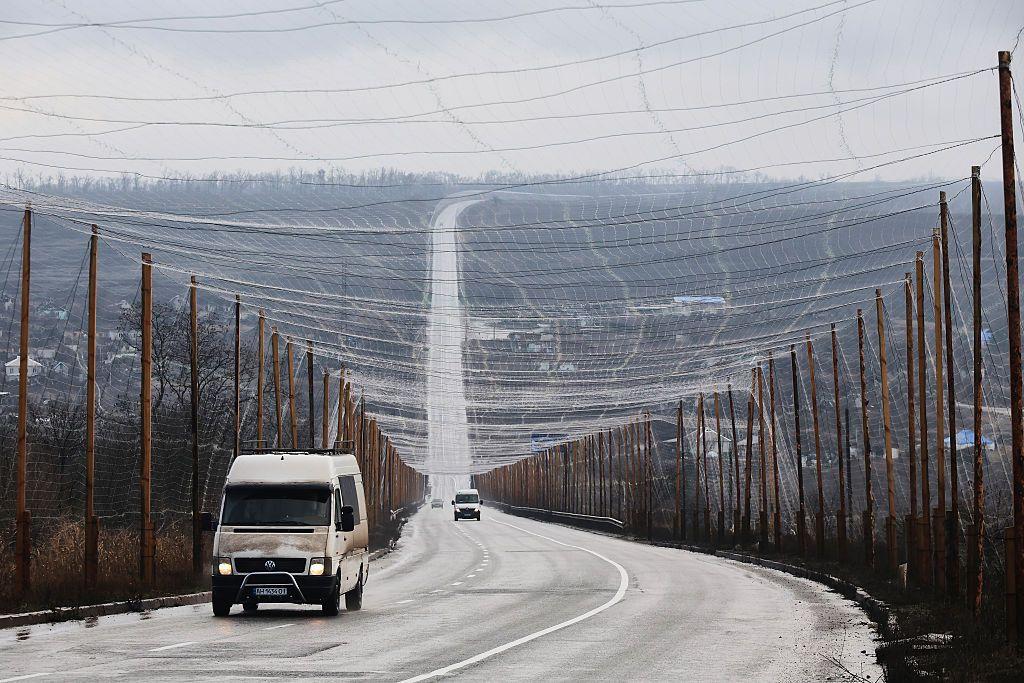 Estrada coberta por redes antidrones na regi&atilde;o de Kharkiv, Ucr&acirc;nia, em 12/12/2025