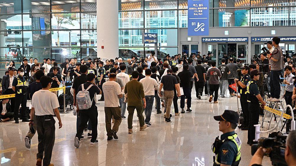 2025年9月12日，韓國工人抵達仁川國際機場。一架大韓航空的波音747-81（KE9036）包機將數百名因美國移民局突擊檢查而被拘留的韓國工人從亞特蘭大接回。