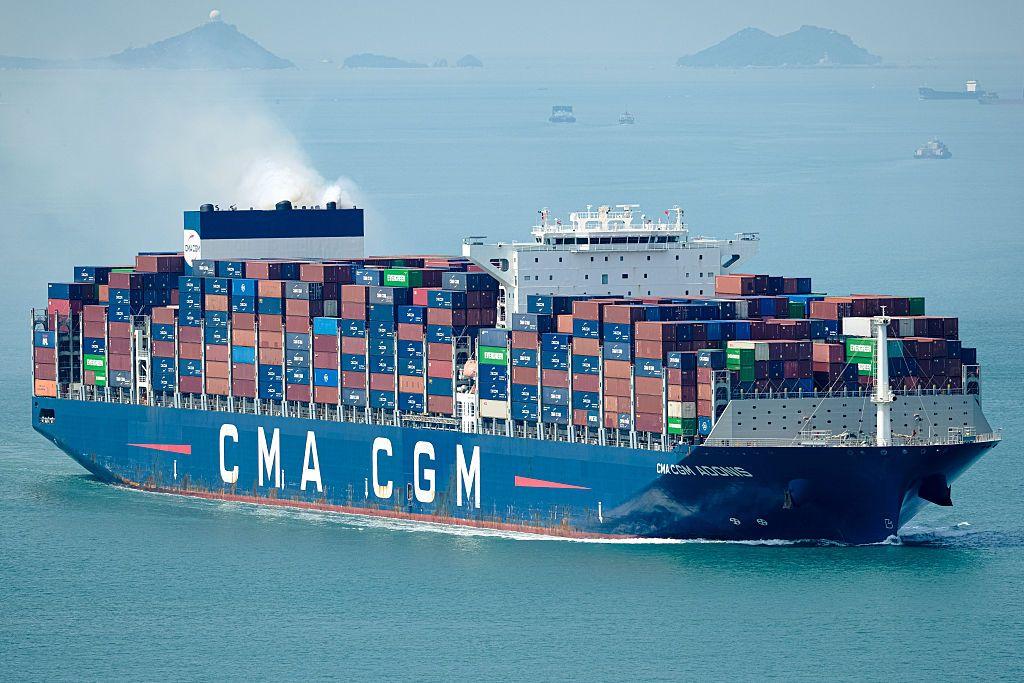 Un carguero cargado de contenedores navega cerca de la isla de Lantau el 5 de marzo de 2026, en Hong Kong, China. 