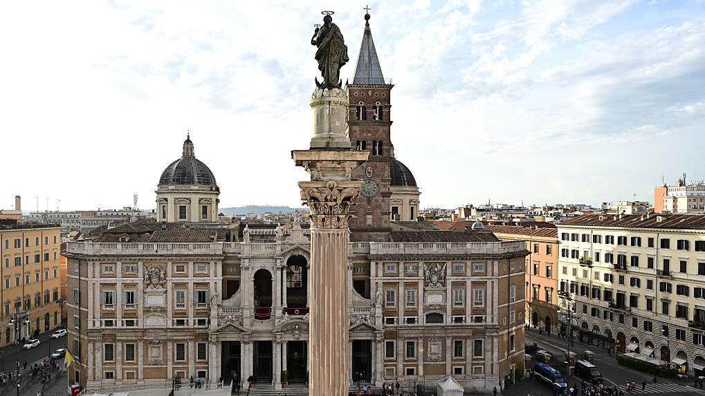 Vista aérea de la Basílica de Santa María la Mayor, donde será enterrado el papa Francisco